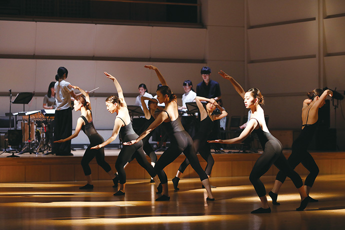 バレエコース学生によるコンテンポラリーダンスとキャラクターダンスのパフォーマンス