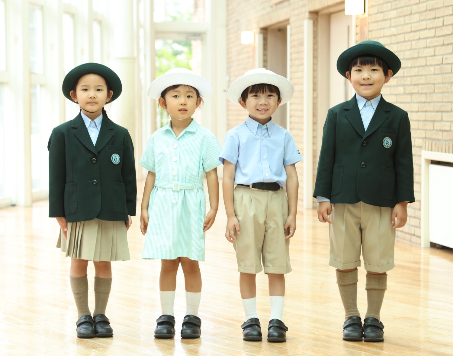 制服を着た園児の様子